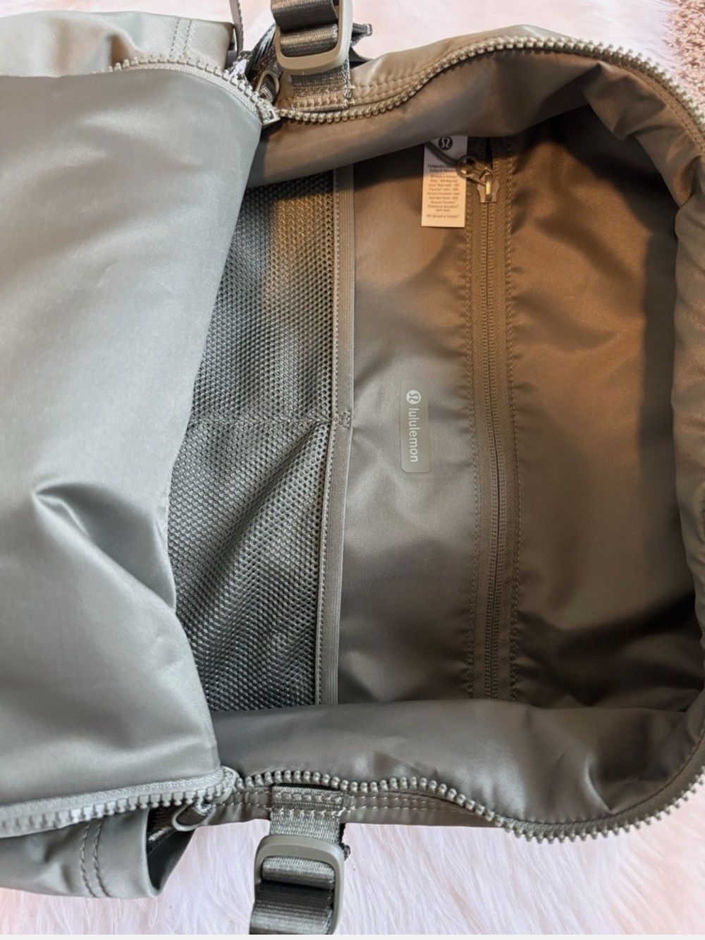 Lululemon New Crew Backpack 22L in Colour Bay Leaf (Olive Green) new with tags - Picture 15 of 16